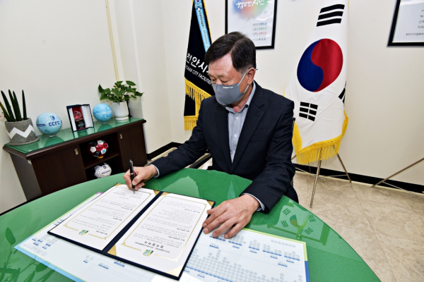 천안시시설관리공단과 천안시청소년상담복지센터의 지속가능 상호 업무지원 업무협약서에 서명을 하고 있다.