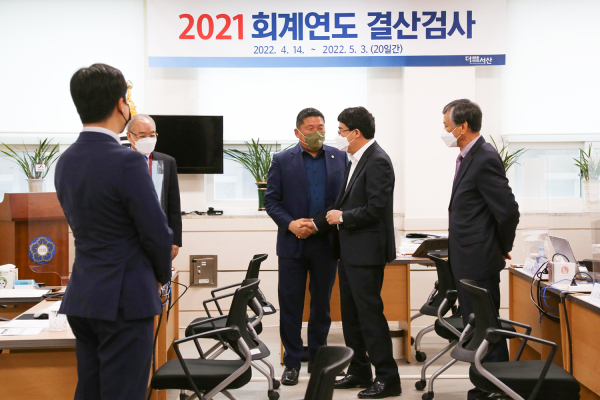 맹정호 서산시장이 14일 시의회 본회의장에서 열린 2021년 회계연도 결산검사장을 방문해 격려하는 모습