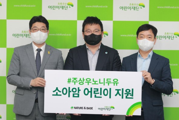 최승인 초록우산 어린이재단 본부장(좌), 주상우 후원자(가운데), 이신재 초록우산 어린이재단 대전후원회장(우)
