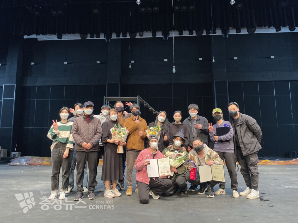 제40회 충남연극제에서 극단 예촌이 5관왕을 석권했다.
