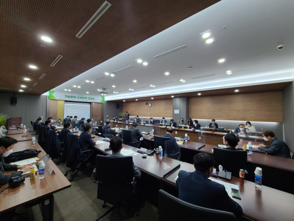 국가철도공단 이인희 기술본부장과 공단, 협력사 관계자들이 14일, 15일 양일간 대구 엑스코에서 기술분야 상생 간담회를 개최하고 있다.