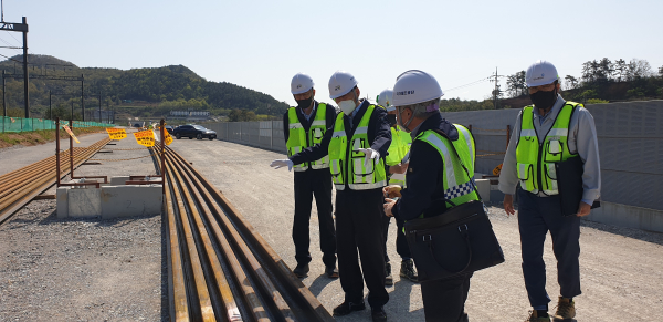 임주빈 부이사장이 15일 호남고속철도 2단계 임성리 정거장 현장을 찾아 사업진행 상황을 점검하고 있다.