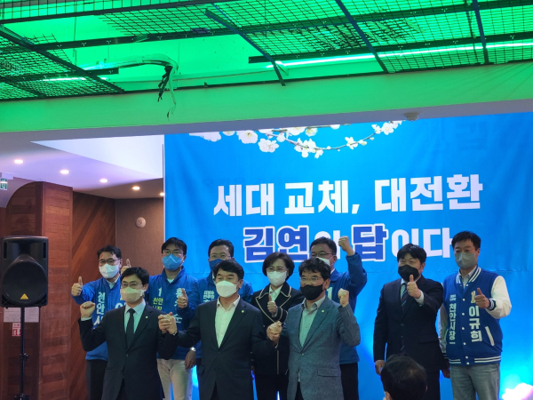 천안 지역 국회의원들과 민주당 천안시장 예비후보 인사들 기념 사진