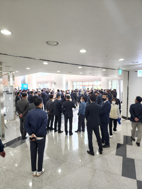 충남도청 로비에 양승조 지사를 지지하는 인파가 몰렸다./이성엽 기자