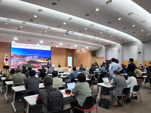 취임 2주년 기념 기자 간담회 장면