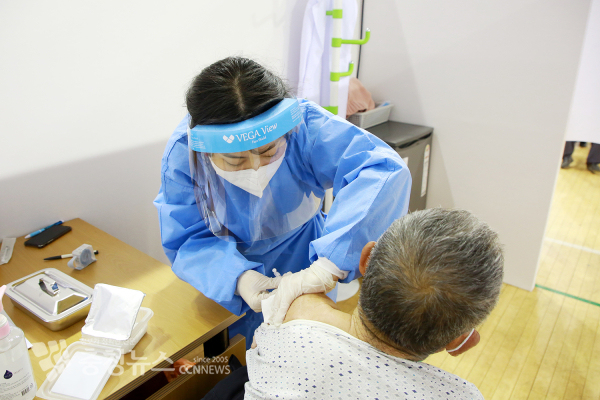 노인들이 코로나19 백신을 접종하는 모습.