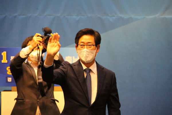 지지자들에게 인사하는 양승조 충남지사