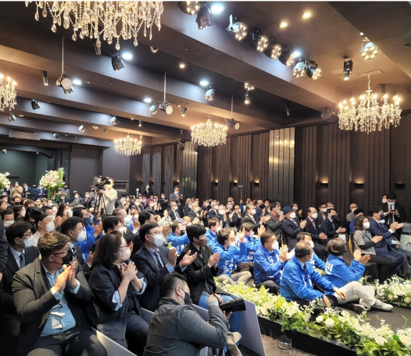 출정식에 참석한 더불어민주당 관계자들 및 지지자들