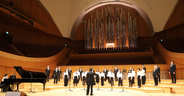 ‘골프존파스텔합창단’이 지난 18일 롯데콘서트홀에서 개최된 ‘사랑의 음악회’에 참여해 희망의 하모니 선사