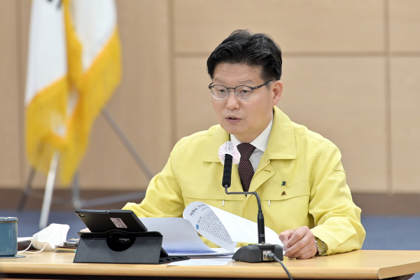 지난 18일 시청 대백제실에서 열린 주간업무보고회 진행 중인 김정섭 시장