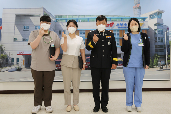 심폐소생술로 70대 남성의 생명을 구한 건양대병원 의료진 3명이 대전 서부소방서장으로부터 표창장을 수상하고 기념촬영을 하는 모습 ( 왼쪽부터 건양대병원 이원혁 간호사, 길은지 임상병리사, 김기선 대전서부소방서장, 이한별 임상병리사)