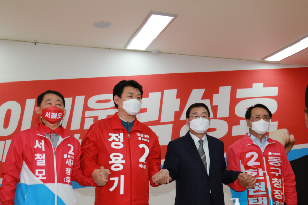 국민의힘 박성효 대전시장 예비후보가 19일 지방선거 불출마를 선언하며, 정용기 대전시장 예비후보, 한현택 동구청장 예비후보, 서철모 서구청장 예비후보와 손을 맞잡고 있다.