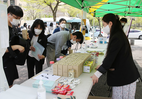 목원대학교 학생회관 앞에 차려진 카운슬링 데이 홍보 천막에서 학생들이 설문 등에 참여하고 있다.
