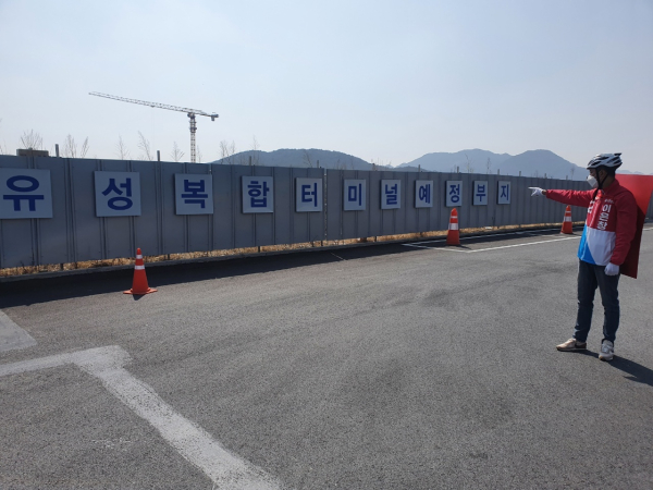 국민의힘 이은창 대전 유성구청장 예비후보가 유성복합터미널 사업 대상지를 둘러보고 있다.