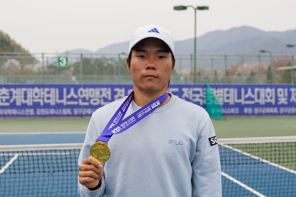 추석현 학생의 우승메달 기념촬영