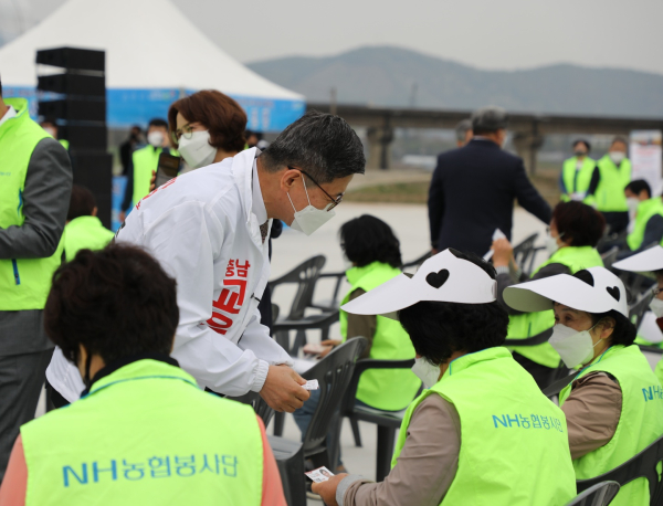 명함을 나누는 조영종 충남 교육감 예비후보