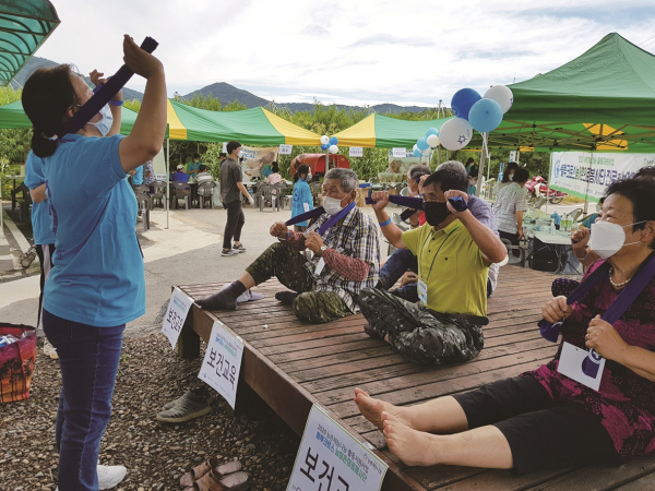 농촌재능나눔활동사업에 참여한 의료단체에서 농촌마을 주민에게 건강체조를 알려드리고 있다