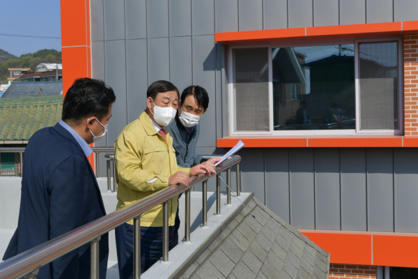황선봉 군수가 도시재생뉴딜사업 현장을 점검하고 있다/예산군 제공