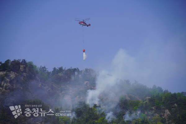 20일 예산군 삽교읍 수암산에서 화재가 발생해 진화를 벌이고 있다/이성엽 기자