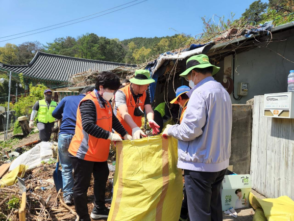 20일 대사동에서 진행된 주거환경개선 클린사업 진행 모습