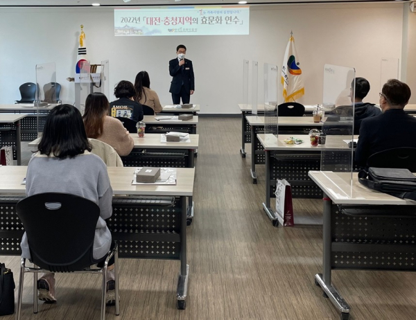 인사말 하고있는 문용훈 원장