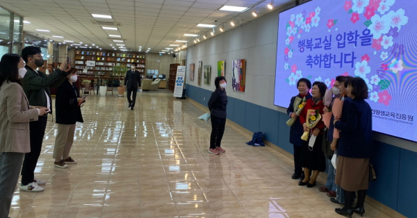 사회적 거리두기 종료 기념으로 시민들로부터 ‘격려와 감사’ 메시지를 4월 29일까지 접수 받아, 5월 4일부터 원내 초대형 스크린에 송출할 예정이다. 사진은 진흥원 로비에 있는 150인치 스크린.