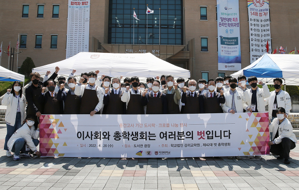 “간식 먹고 힘내세요”, 중간고사 지친 학생 격려 단체사진