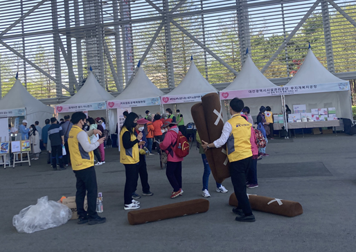 국가철도공단 봉사단이 20일, 대전 엑스포 시민광장에서 열린 제42회 장애인의날 행사를 지원하고 있다.
