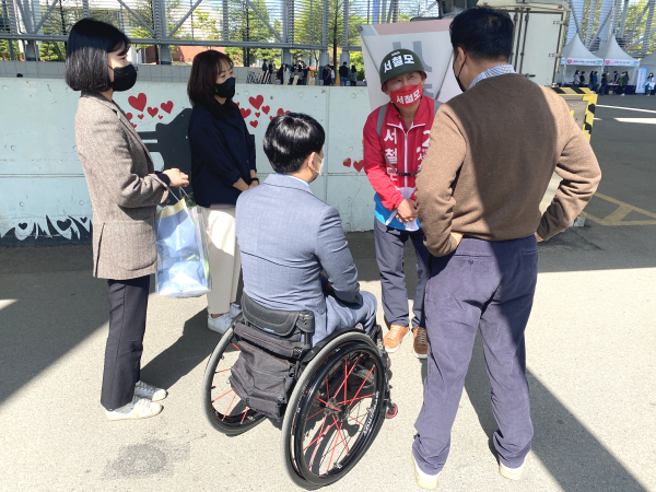서철모 대전 서구청장 예비후보가 20일 제42회 장애인의날 기념행사에서 권준석 대전서구지체장애인협회장의 정책제안을 청취하고 있다.