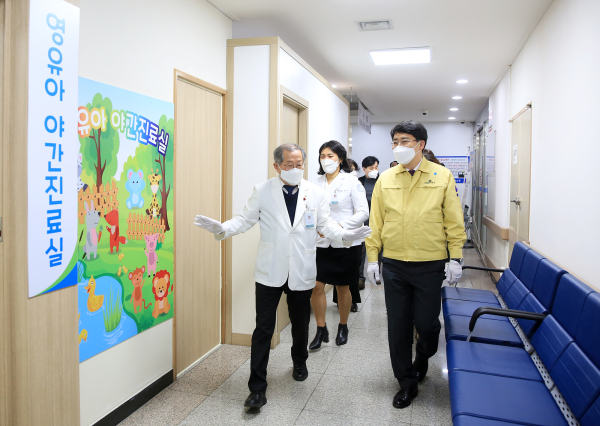 맹정호 서산시장이 영유아 야간진료센터를 점검하는 모습