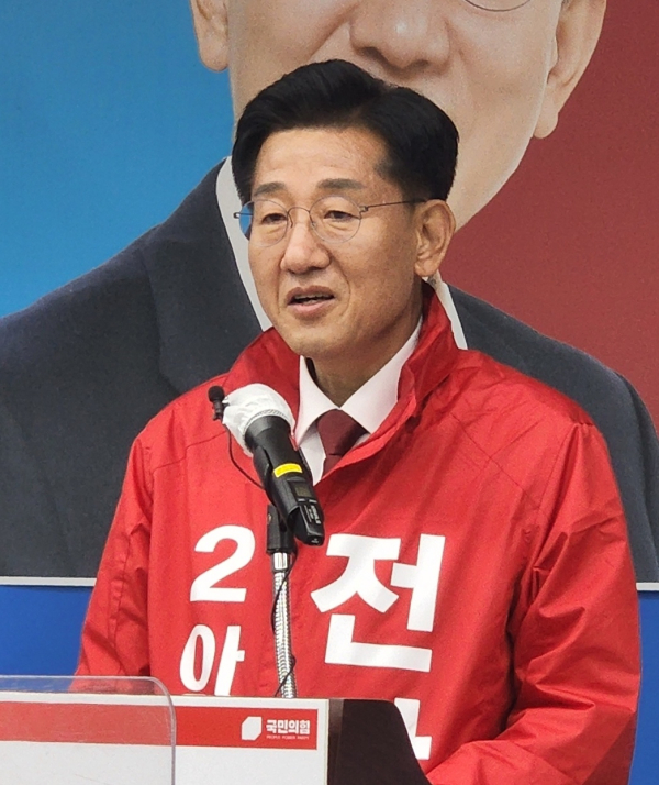 아산시장 출마 선언을 하는 전만권 예비후보