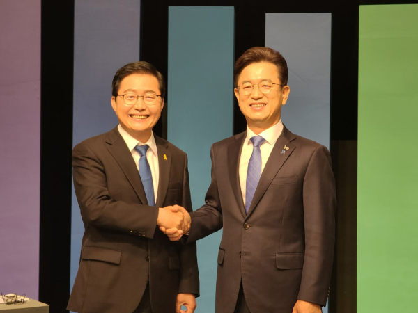 더불어민주당 대전시장 후보 경선 주자인 장종태 예비후보와 허태정 대전시장이 악수를 하고 있다.