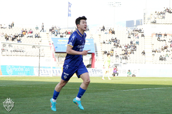 충남아산FC 선수 경기 모습