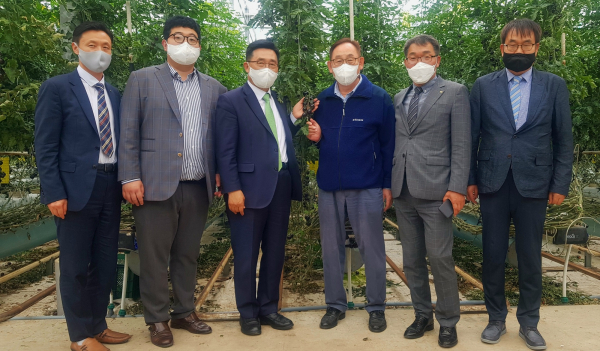 농업회사법인 (농)우일팜㈜ 방문 현장 사진 * 한국농수산식품유통공사 김춘진 사장(좌측3번째), (농)우일팜(주) 백노현 회장(우측3번째)