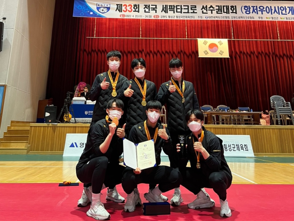 지난 24일 강원 횡성군 횡성국민체육센터에서 제33회 전국 세팍타크로 선수권대회 쿼드이벤트 우승을 차지한 목원대 세팍타크로팀 선수들이 메달을 목에 걸고 기념촬영