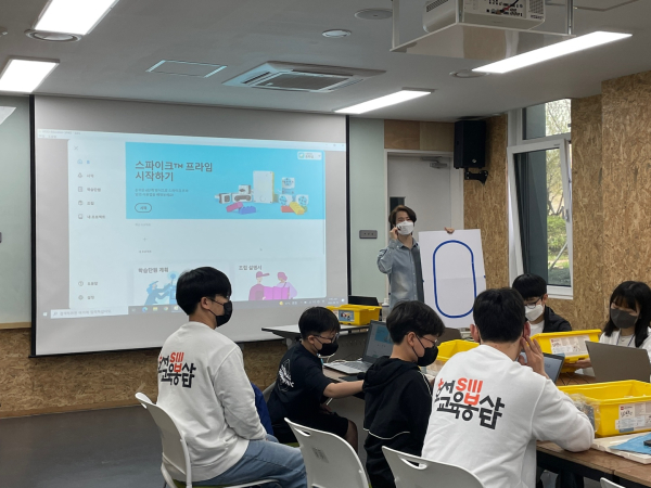 호서대 주진현 교수가 레고를 활용한 라인트레이서 교육을 하고 있다.