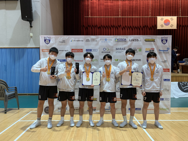 세종하이텍고등학교는 제33회 전국 세팍타크로 선수권 남자 고등부 더불과 레구 종목에서 금메달을 획득했다.