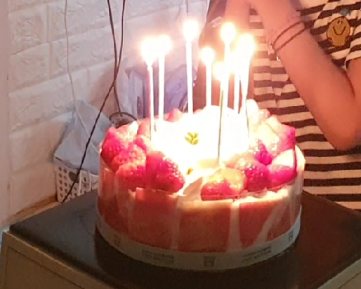 드림스타트 생일케이트 지원 사업으로 가족과 함께하는 생일 축하 모습