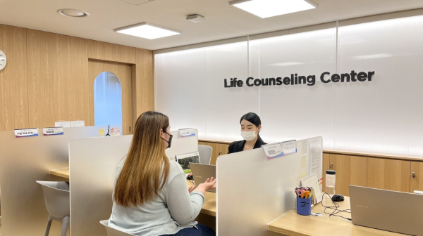 외국인주민 통합지원센터(대전광역시 동구 대전로 841) 3층에 자리하고 있는 ‘외국인주민 상담센터’ 상담 모습.