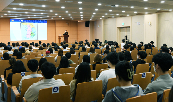 백석대 경찰학부 재학생들이 조재광 천안동남경찰서장의 특강을 듣고 있다.