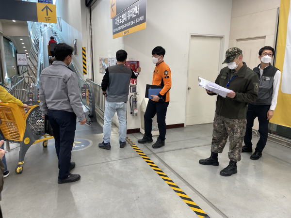 이마트 서산점 대테러 안전관리 합동 점검 모습