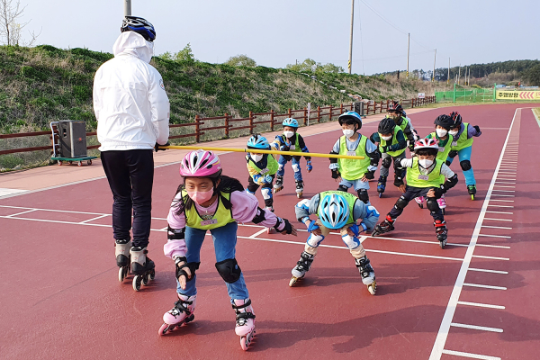 아이들이 서산시 인라인스케이트장에서 강습을 받는 모습(4월中)