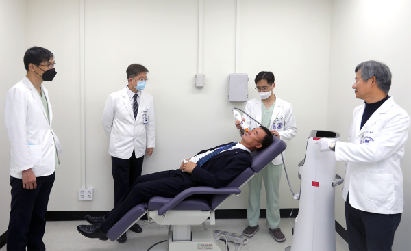 사용적합성센터에서 의료기기 시연 장면