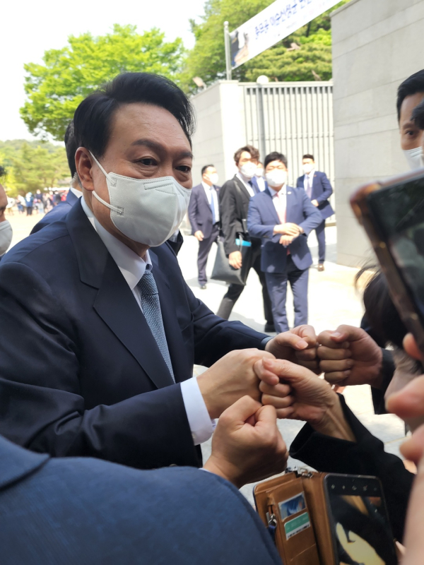 현충사를 방문해 지지자들과 인사를 나누는 윤 당선인