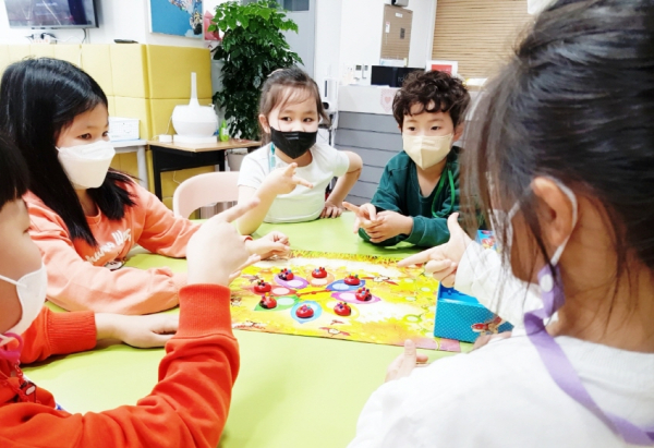 돌봄이 필요한 아동을 대상으로 지역별 특색을 살린 놀이 및 독서·학습지도, 특별활동 프로그램 등의 돌봄서비스를 제공한다.