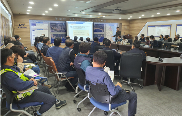 영남본부가 28일 동해선 포항～삼척 철도건설사업 현장관리자를 대상으로 안전교육을 시행하고 있다.