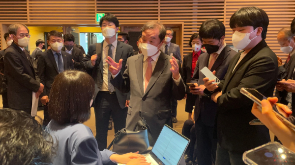 제20대 대통령직인수위원회 지역균형발전 특별위원장이 28일 대전 공약 보고회 후 취재진들에게 우주청 관련 입장을 전하고 있다.