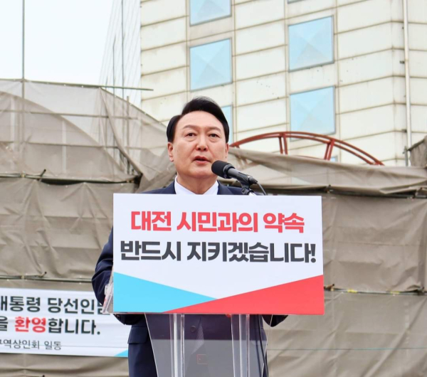 윤석열 대통령 당선인이 28일 대전 은행교에서 시민들에게 감사 인사를 전하고 있다.
