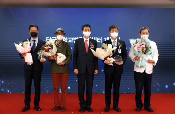 단국대병원암센터 개원식에서 유공자 표창식 모습