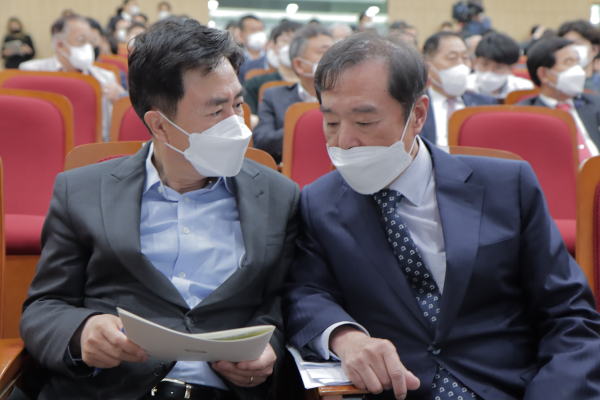 김태흠 국민의힘 충남지사 후보와 김병준 대통령직인수위 지역균형발전특위 위원장이 대화를 나누고 있다.